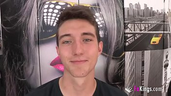 Reproducir La joven angelina debuta en el porno con dos pollas españolas para ella
