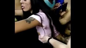 Reproduzir Venezuelano fodido em um concerto de música