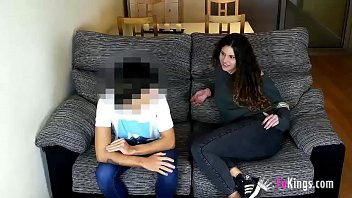 Jouer Troia spagnola scopa l'amica del suo fratellino