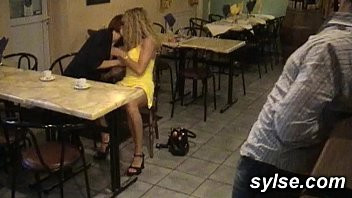 Jouer Mia moglie e sua sorella sono molto brave a fare sesso orale, adoro guardare le loro bocche mentre mi leccano il pene.