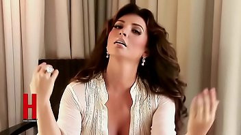 Reproducir Paty navidad muestra su cuerpo más sugerente para una revista masculina