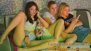 Jouer Russes nus ayant un trio sur webcam