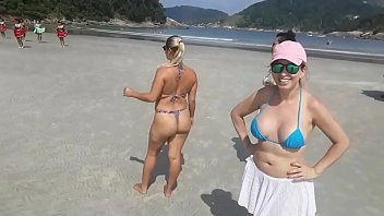 play Trois gros bas de bikini à la recherche d'une saucisse bronzée