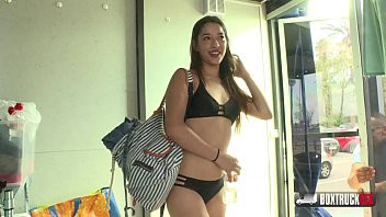 Redare Angie White face sex în camionul transparent