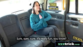 Jouer La touriste espagnole Lilyan Red baisée dans un taxi