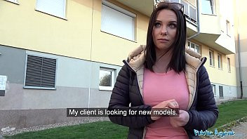 Jouer Alyssa bouche bée pénétrée par un faux agent