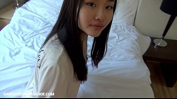 Jouer Horny asiatique avec des mamelons très durs
