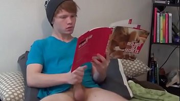 Jouer Lo scoprono mentre guarda il porno e gli fanno un pompino. Che brava mamma!