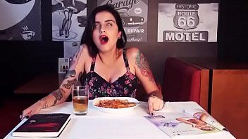 Jouer Ragazza che viene in un luogo pubblico con un vibratore remoto
