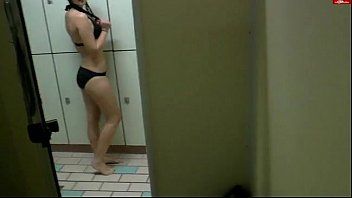 Jouer Salope mange des bites dans une salle de bain