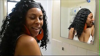 Jouer Black aux gros seins prend une bite en plastique dans la baignoire