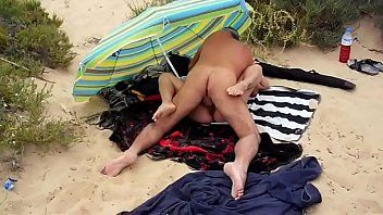 Nudisten koppel heeft plezier met neuken op het strand