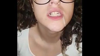 Play Alma del rey shows the cum in her mouth that her boyfriend leaves her when she sucks