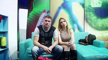 Jouer Un couple amateur nous montre sa première scène porno