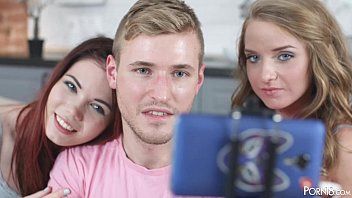Jouer Deux vicieux et une star blonde dans un trio xxx