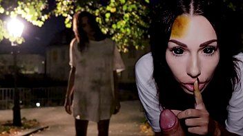 Reproduzir Horror pornô para halloween com a garota de boquete branco