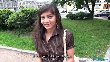 Redare O brunetă drăguță europeană este futută în doggystyle în casting