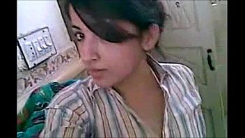 Jouer Amouranth ci mostra la sua bella figa
