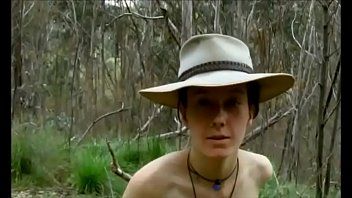 Jouer Una coppia di naturisti scopa all'aperto con un creampie