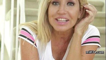 Afspelen Kelle Martina krijgt haar kont opgegeten en eet ook haar blonde vriend